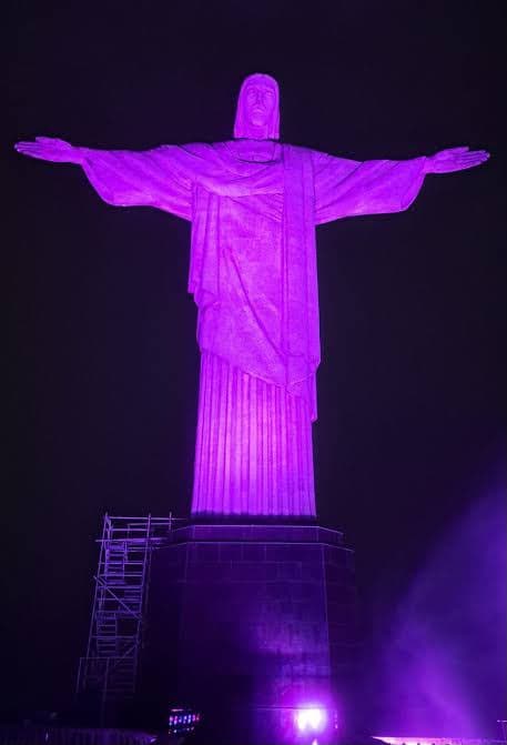 Cristo Redentor iluminado de roxo durante a noite, na campanha do Setembro Roxo